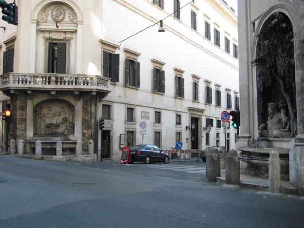 Roma teme al Aston Martin 5 quattro fontane